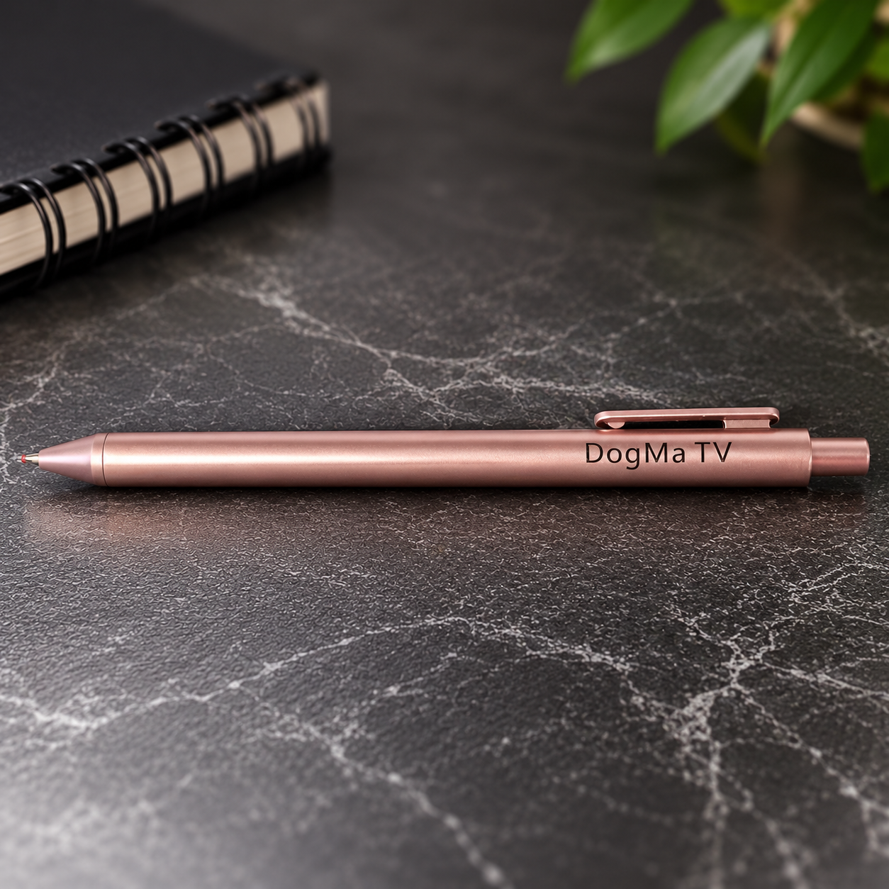 🖊️ DogMa TV Fan-Kugelschreiber – Rosè Metallic